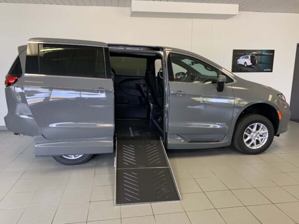 2023 Savaria Side Entry for Chrysler Pacifica Touring | Wheelchair van for sale