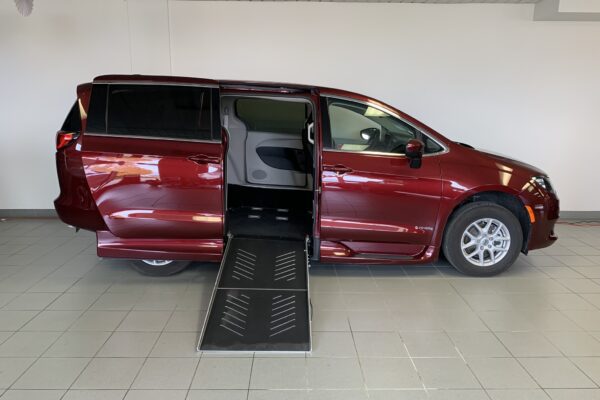 2022 Savaria Side Entry Chrysler Grand Caravan SXT | Wheelchair van for sale