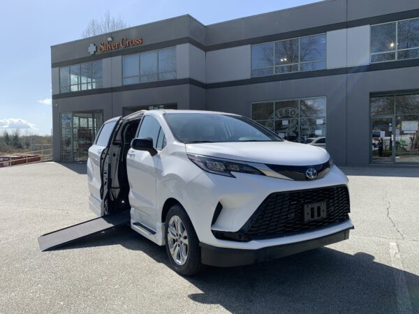 2023 VMI Side Entry for Toyota Sienna Hybrid XSE AWD