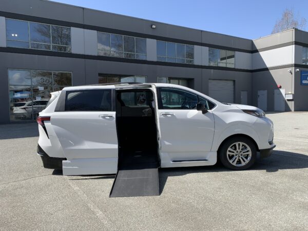 2023 VMI Side Entry for Toyota Sienna Hybrid XSE AWD