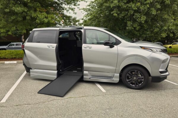2025 VMI Side Entry for Toyota Sienna Hybrid XSE AWD