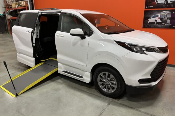 2025 VMI Side Entry for Toyota Sienna Hybrid FWD LE